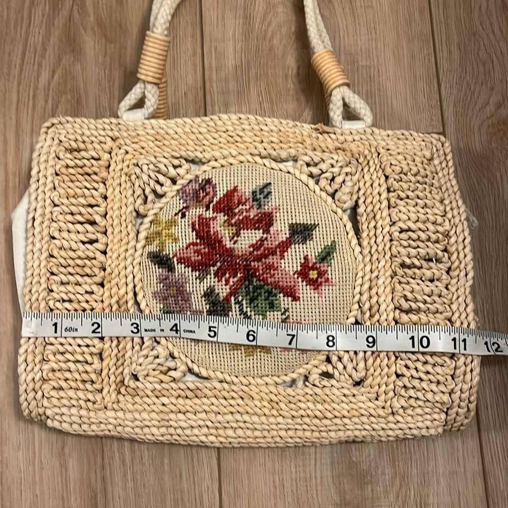 Vintage 1970s straw and needlepoint floral bag - Picture 7 of 9